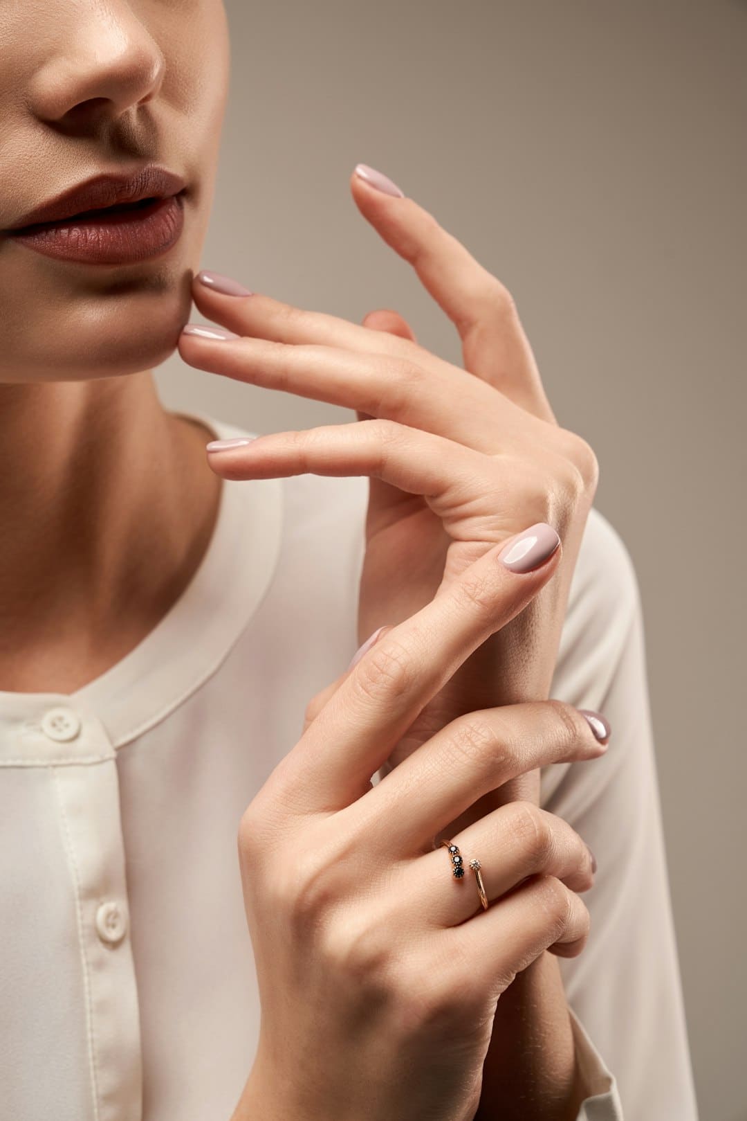 盯着拾荒老人不放，是怜悯？还是想遮羞？